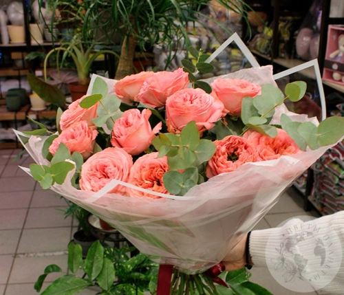 Букет из 11 роз и эвкалипта в магазине Цветы Планеты