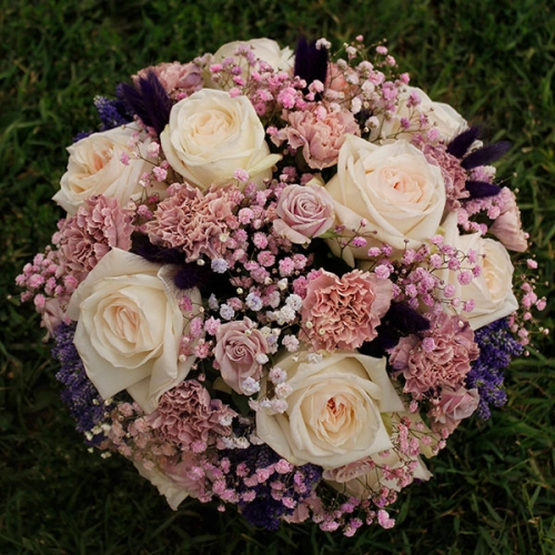 Композиция из роз, гвоздик и вероники в коробке в магазине Цветы Планеты