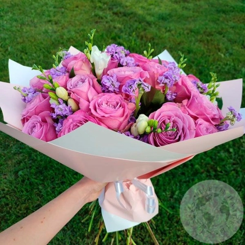 Букет из роз и маттиолы в магазине Цветы Планеты