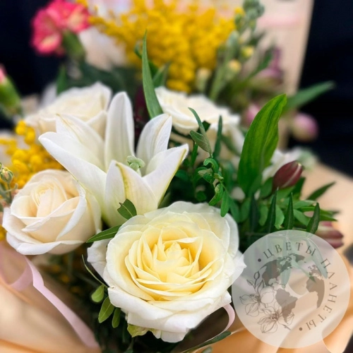 Букет из роз, гвоздик и лилий в магазине Цветы Планеты