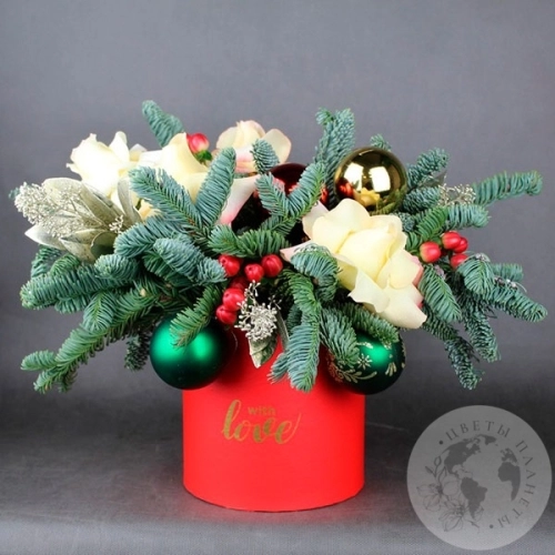 Подарки на Композиция из роз и гиперикума в коробке в магазине Цветы Планеты