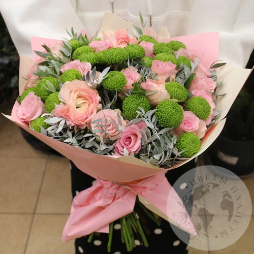 Букет из роз, фисташки и кустовых хризантем в магазине Цветы Планеты