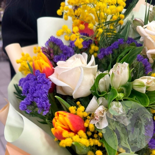 Букет из лилий, гвоздик, роз и альстромерий в магазине Цветы Планеты