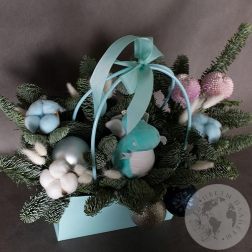 Композиция из хризантем в коробке на Новый год в магазине Цветы Планеты