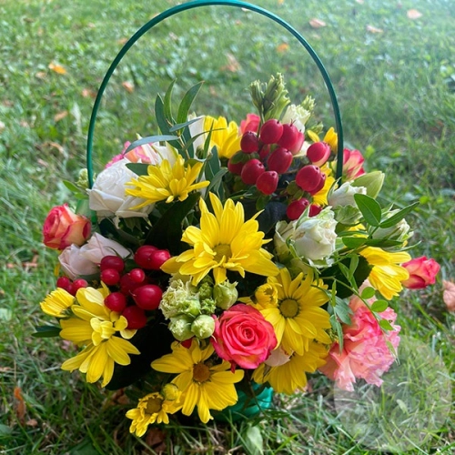 Композиция из кустовых хризантем, роз и эустом в корзине в магазине Цветы Планеты