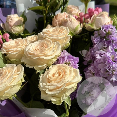 Букет с розами и маттиолой в магазине Цветы Планеты