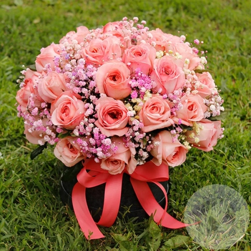 Композиция роз и гипсофил в коробке в магазине Цветы Планеты