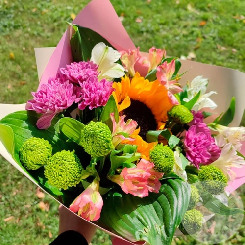 Букет с подсолнухами и хризантемами в магазине Цветы Планеты