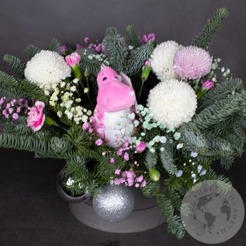 Подарки на Композиция из хризантем, гипсофил в коробке в магазине Цветы Планеты