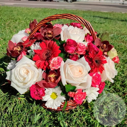 Композиция из роз, орхидей и гербер в корзине в магазине Цветы Планеты