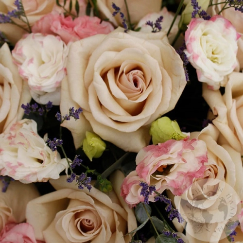 Композиция из роз в коробке "Для самой, самой" в магазине Цветы Планеты