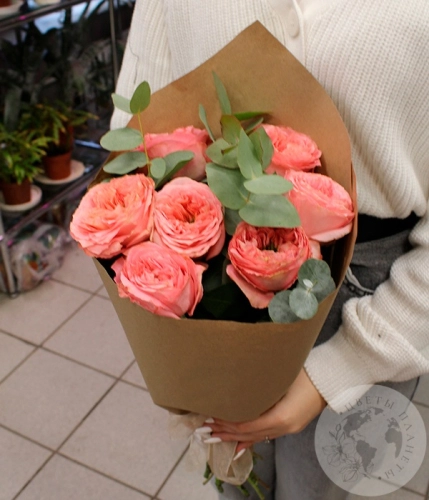 Букет из 7 роз и эвкалипта в магазине Цветы Планеты Букет из 7 роз и эвкалипта в магазине Цветы Планеты