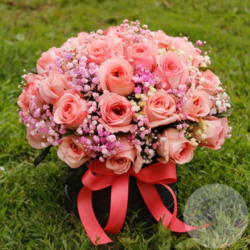 Композиция роз и гипсофил в коробке в магазине Цветы Планеты