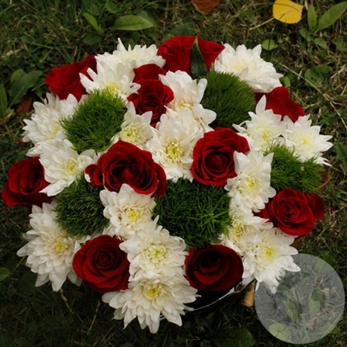 Композиция из гвоздик, хризантем, роз в коробке в магазине Цветы Планеты