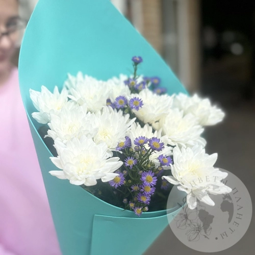 Букет из белых кустовых хризантем и астера в магазине Цветы Планеты