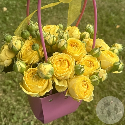 Композиция из роз в коробке в магазине Цветы Планеты