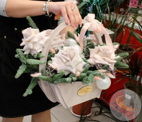 Подарки на Композиция из вывернутых роз в ящике в магазине Цветы Планеты