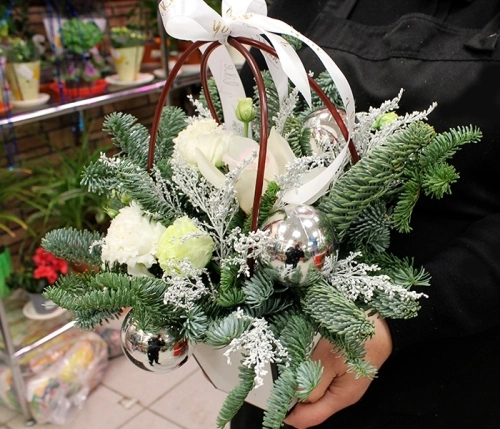 Подарки на Композиция из эустом и орхидей в корзине в магазине Цветы Планеты