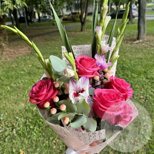 Букет с гладиолусами и розами в магазине Цветы Планеты