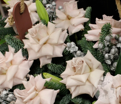 Подарки на Композиция из лилий и вывернутых роз в ящике в магазине Цветы Планеты