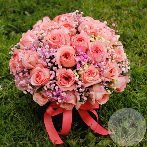 Композиция роз и гипсофил в коробке в магазине Цветы Планеты