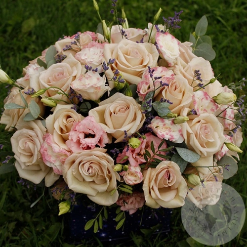 Композиция из роз в коробке "Для самой, самой" в магазине Цветы Планеты