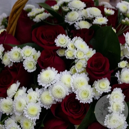 Композиция их кустовых хризантем и роз в корзине в магазине Цветы Планеты