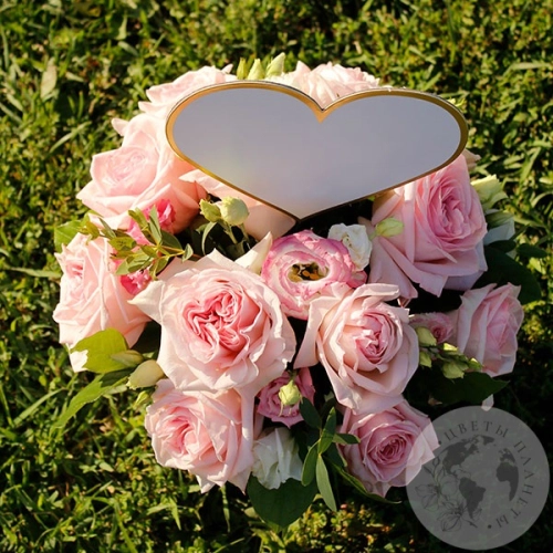 Композиция из роз в коробке "Любимой" в магазине Цветы Планеты