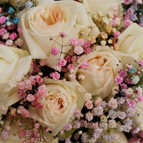 Композиция из роз и гипсофил в деревянном ящике в магазине Цветы Планеты