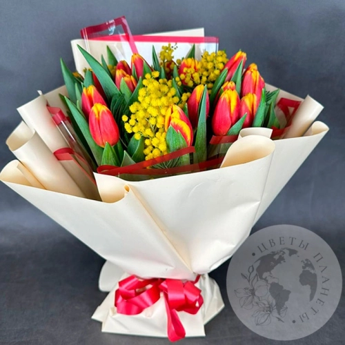 Букет из тюльпанов и мимозы в магазине Цветы Планеты