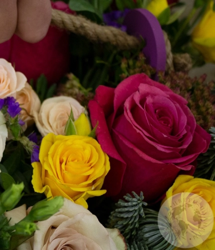 Подарки на Композиция из вероники, гиперикума и роз в ящике в магазине Цветы Планеты