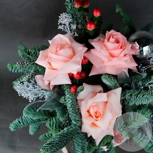 Композиция из роз, гиперикума к новому году в магазине Цветы Планеты Композиция из роз, гиперикума к новому году в магазине Цветы Планеты