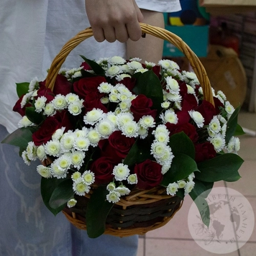 Композиция их кустовых хризантем и роз в корзине в магазине Цветы Планеты