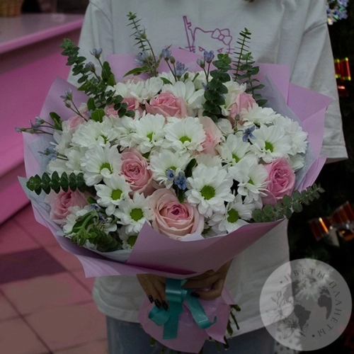 Букет из кустовых хризантем и роз в магазине Цветы Планеты