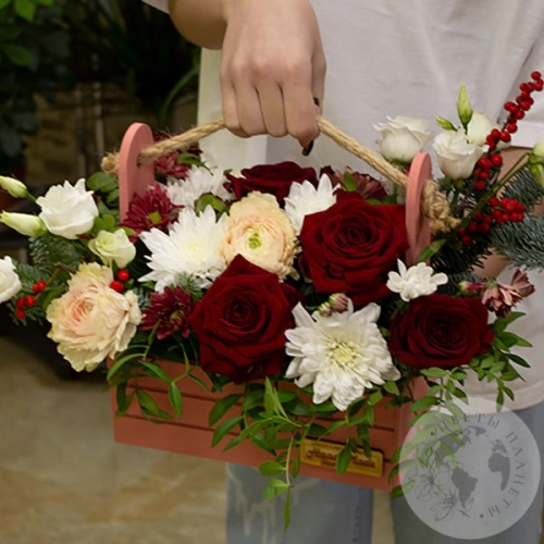 Композиция из гербер, роз и нобилиса в ящике в магазине Цветы Планеты
