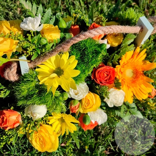 Композиция из гербер и гвоздик в ящике в магазине Цветы Планеты