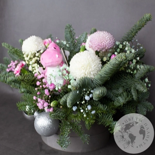 Подарки на Композиция из хризантем, гипсофил в коробке в магазине Цветы Планеты