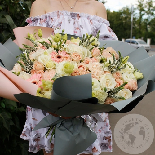 Букет из роз, эустомы, гвоздик и гербер в магазине Цветы Планеты