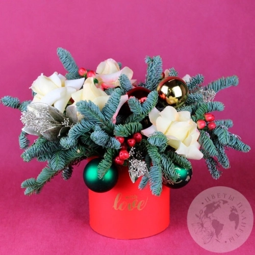 Подарки на Композиция из роз и гиперикума в коробке в магазине Цветы Планеты