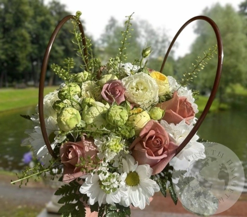 Композиция из роз и кустовых хризантем в сумочке в магазине Цветы Планеты