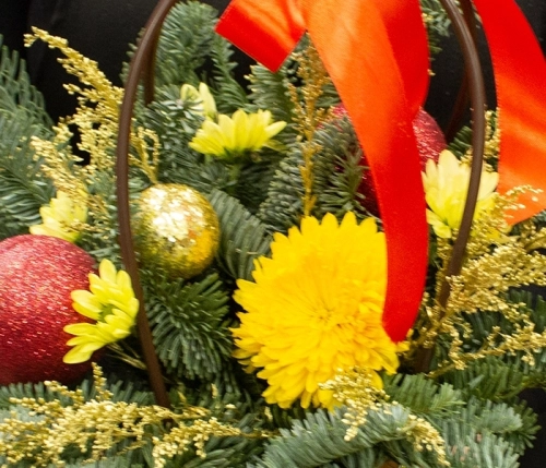 Композиция из хризантем и нобилиса в корзине в магазине Цветы Планеты