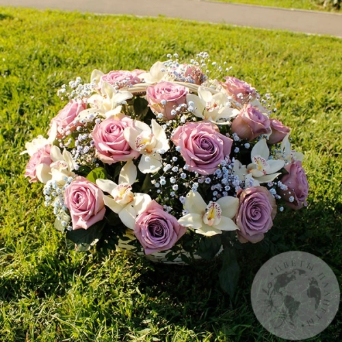 Композиция из орхидей и роз в корзине в магазине Цветы Планеты