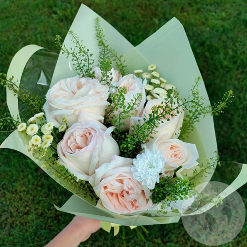 Букет из роз и танацетума в магазине Цветы Планеты