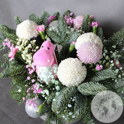 Подарки на Композиция из хризантем, гипсофил в коробке в магазине Цветы Планеты