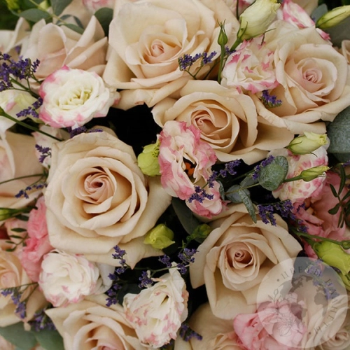 Композиция из роз в коробке "Для самой, самой" в магазине Цветы Планеты