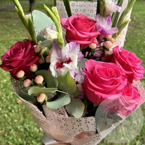 Букет с гладиолусами и розами в магазине Цветы Планеты