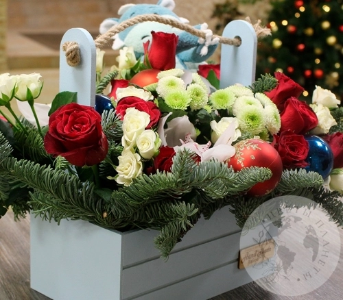 Подарки на Композиция из гиперикума, сантини и роз в ящике в магазине Цветы Планеты