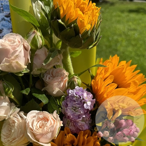 Букет с розами и подсолнухами в магазине Цветы Планеты