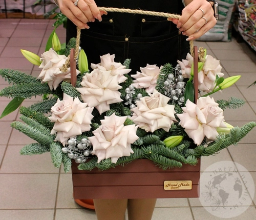 Подарки на Композиция из лилий и вывернутых роз в ящике в магазине Цветы Планеты