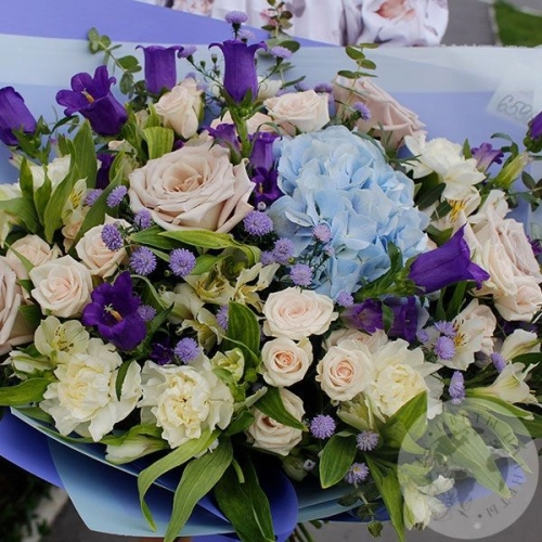 Букет из альстромерий, роз, гвоздик и эвкалипта в магазине Цветы Планеты